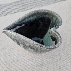 Vtg Lisa Howe hand-thrown stoneware pottery, heart-shaped bowl blue, green glaze